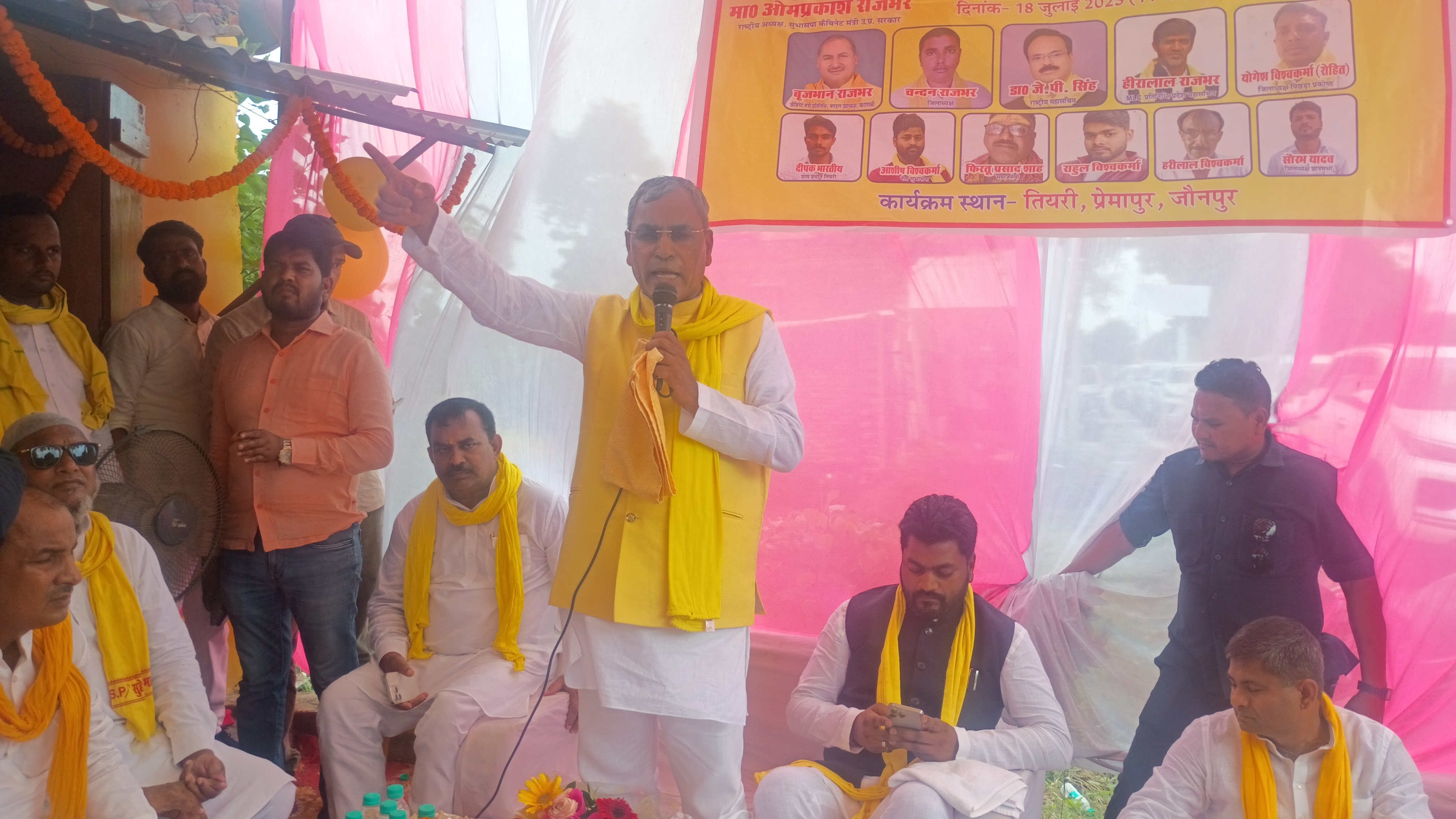 ओम प्रकाश राजभर कार्यालय उद्घाटन के पश्चात जनसभा को संबोधित करते हुए ओम प्रकाश राजभर कार्यालय उद्घाटन के पश्चात जनसभा को संबोधित करते हुए