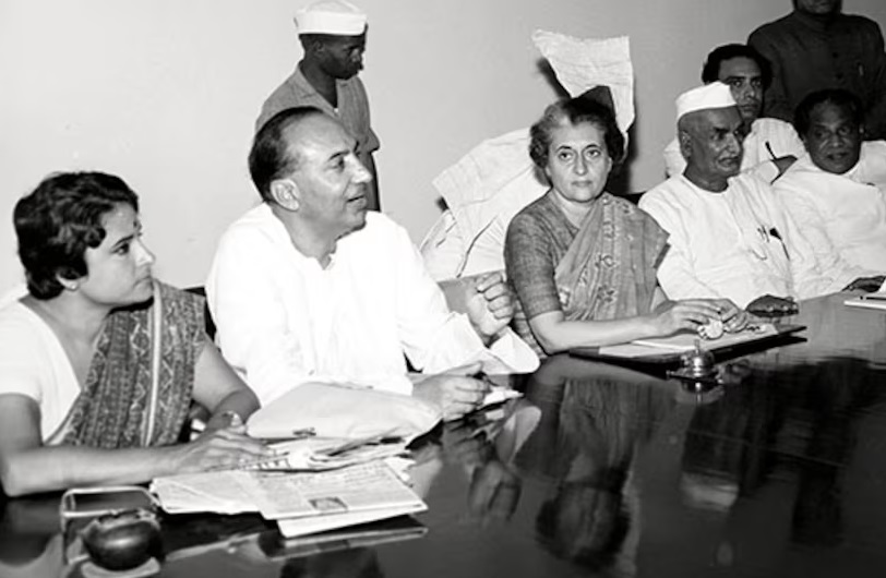 इंदिरा गांधी (बाएं से तीसरी)। फोटो-फाइल इंदिरा गांधी (बाएं से तीसरी)। फोटो-फाइल