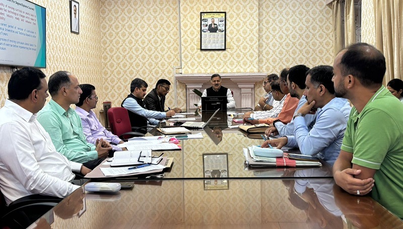 राजेश धर्माणी तकनीकी शिक्षा विभाग की समीक्षा बैठक की अध्यक्षता करते हुए राजेश धर्माणी तकनीकी शिक्षा विभाग की समीक्षा बैठक की अध्यक्षता करते हुए