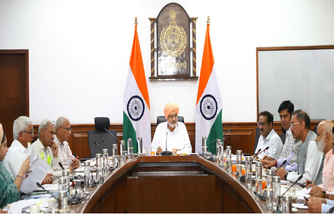 हरियाणा के कृषि मंत्री श्याम सिंह राणा अधिकारियों की बैठक लेते हुए हरियाणा के कृषि मंत्री श्याम सिंह राणा अधिकारियों की बैठक लेते हुए