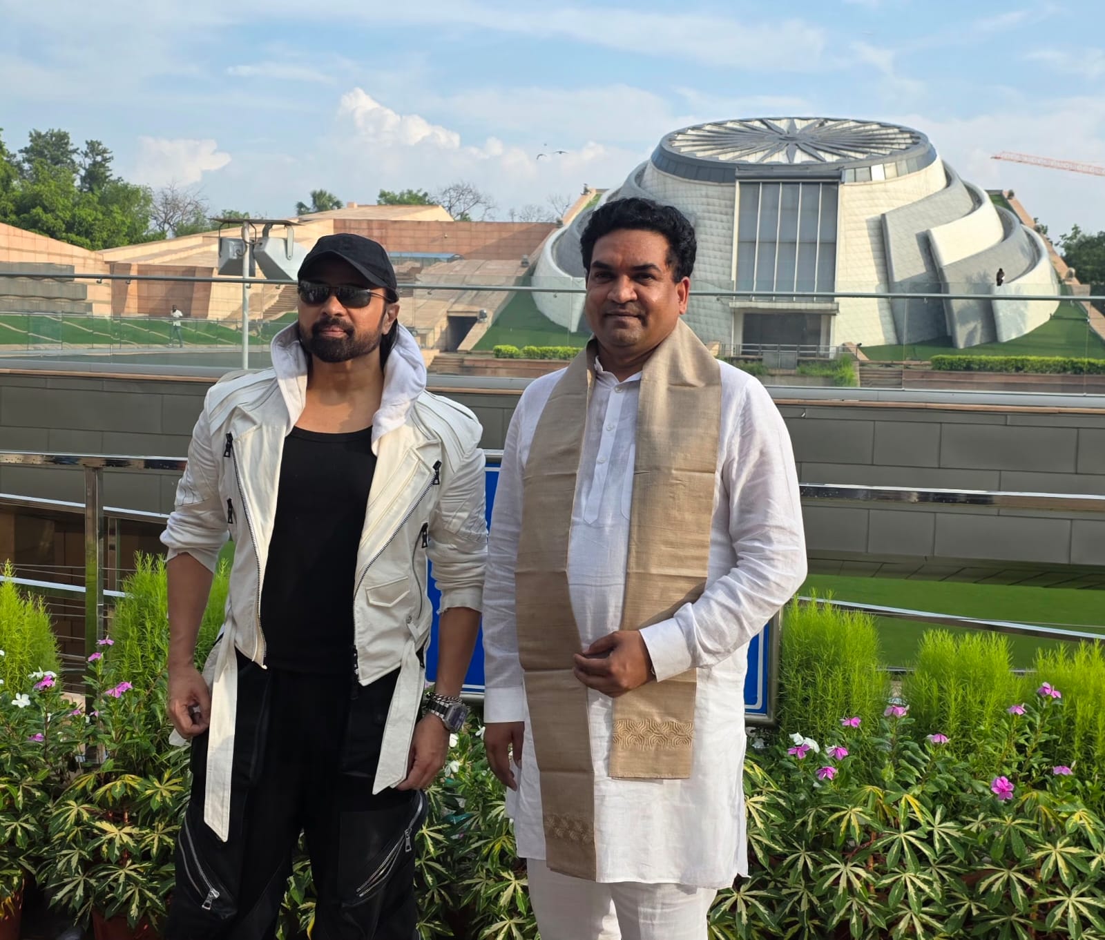 तीन मूर्ति मार्ग स्थित प्रधानमंत्री संग्रहालय का दौरा करते दिल्ली के पर्यटन मंत्री कपिल मिश्रा, साथ में गायक एवं संगीत निर्देशक हिमेश रेशमिया तीन मूर्ति मार्ग स्थित प्रधानमंत्री संग्रहालय का दौरा करते दिल्ली के पर्यटन मंत्री कपिल मिश्रा, साथ में गायक एवं संगीत निर्देशक हिमेश रेशमिया