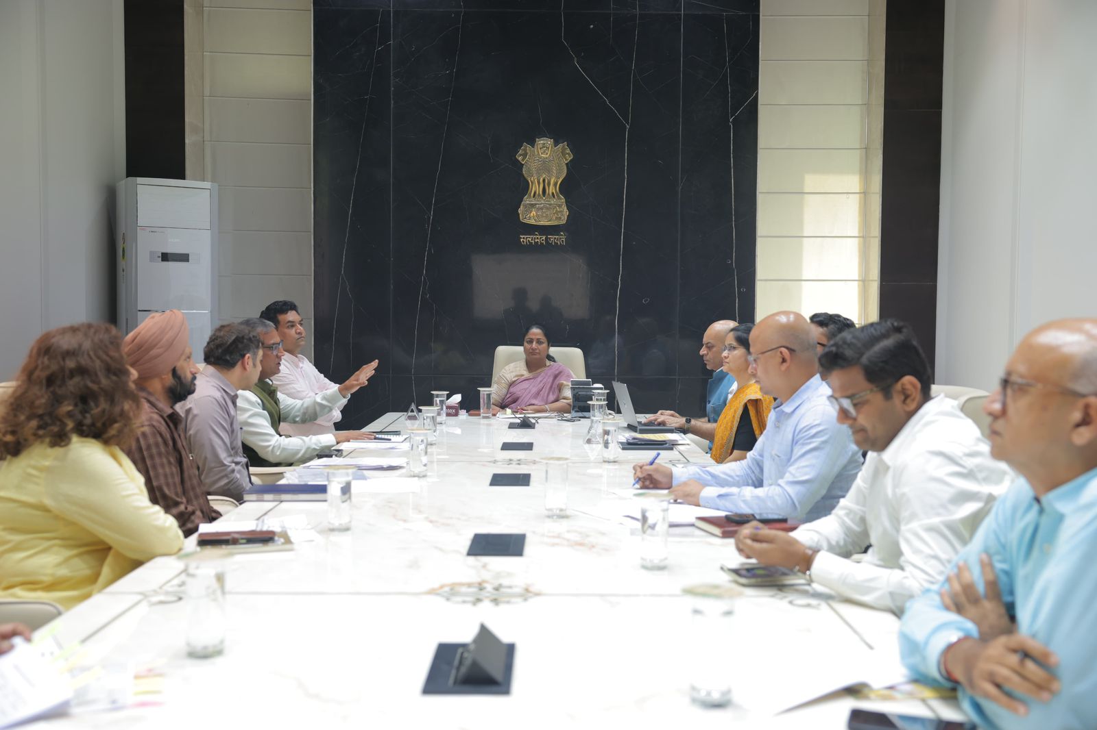 दिल्ली सचिवालय में शुक्रवार को उच्च स्तरीय समीक्षा बैठक करती मुख्यमंत्री रेखा गुप्ता