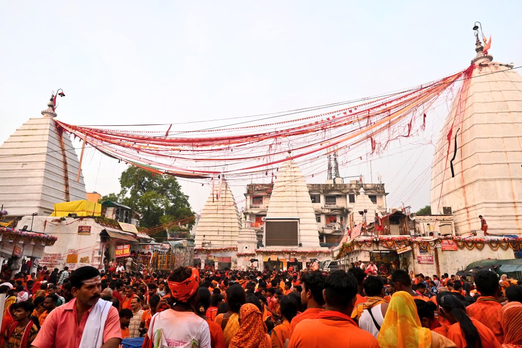 देवघर के मंदिर परिसर में श्रद्धालुओं की भीड़ देवघर के मंदिर परिसर में श्रद्धालुओं की भीड़