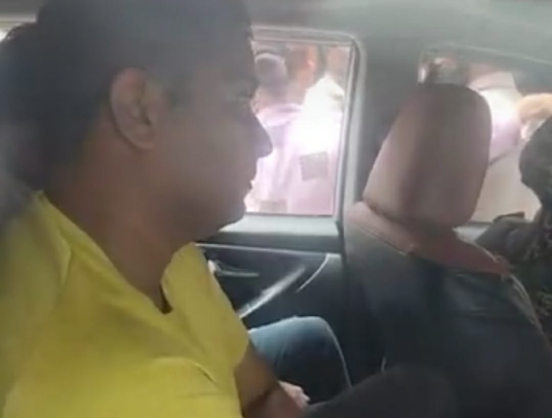 ईडी की गाड़ी में चैतन्य बघेल को ले जाया गया ईडी की गाड़ी में चैतन्य बघेल को ले जाया गया