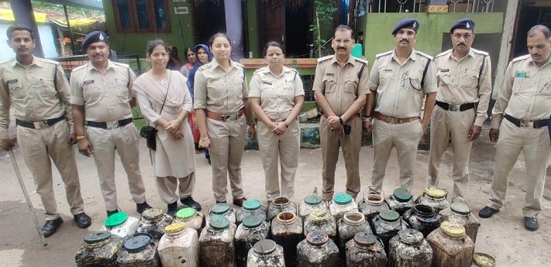 आबकारी विभाग के अमले की कार्रवाई आबकारी विभाग के अमले की कार्रवाई