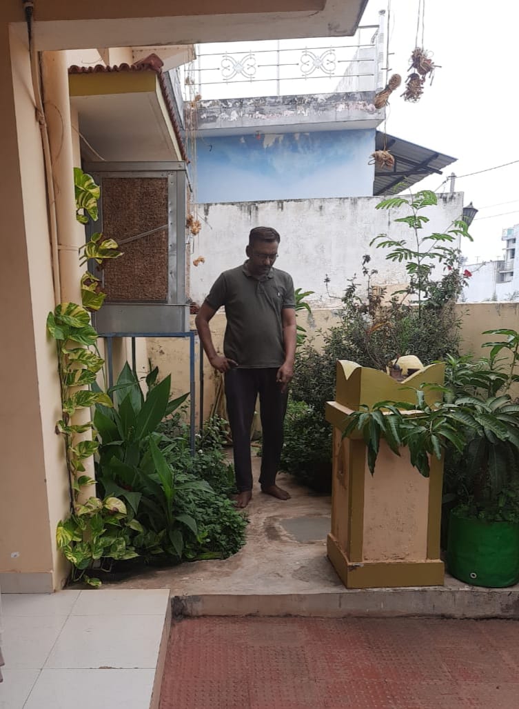 घर में बनाए गए रेन वाटर हार्वेस्टिंग सिस्टम को दिखाते हुए हितग्राही।