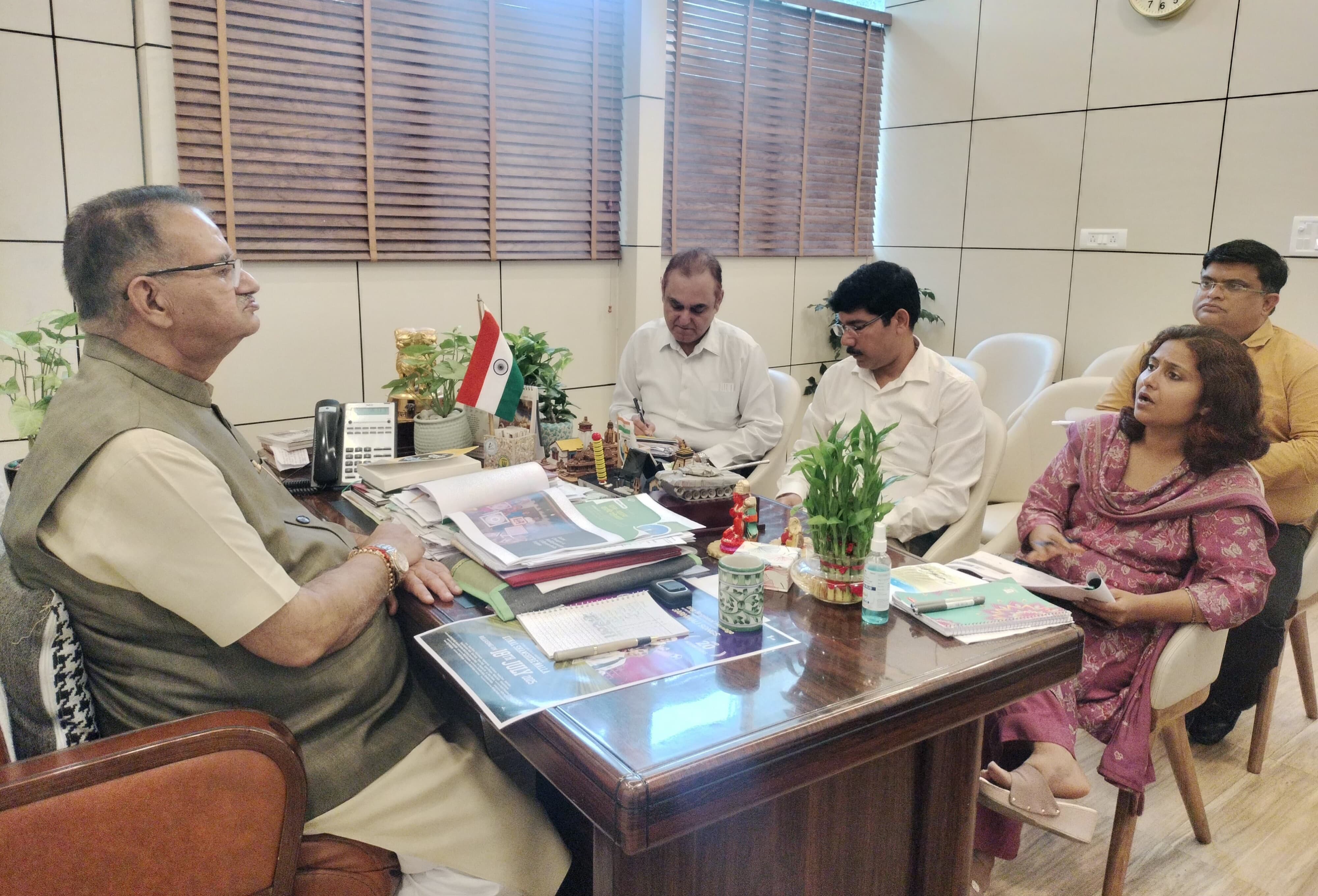 मंत्री गणेश जोशी ग्राम्य विकास विभाग की समीक्षा बैठक करते मंत्री गणेश जोशी ग्राम्य विकास विभाग की समीक्षा बैठक करते