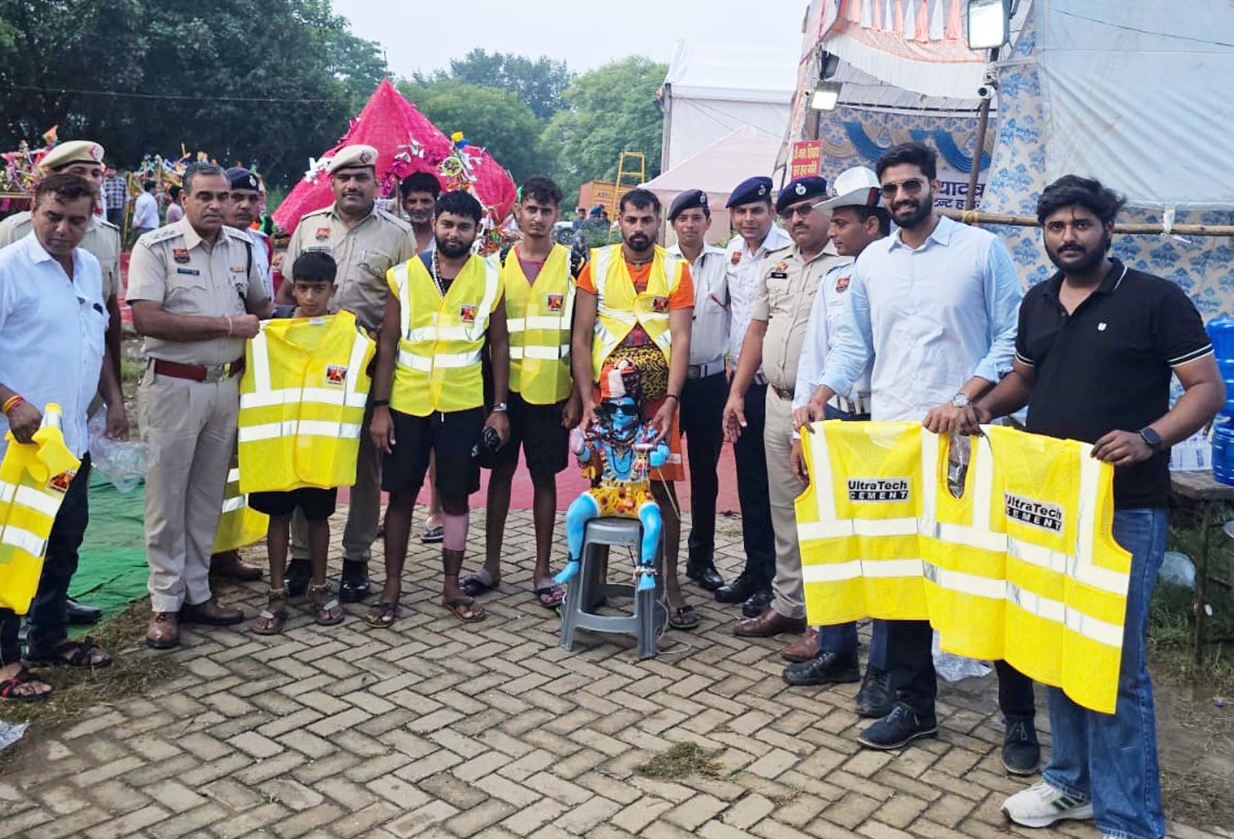 गुरुग्राम में कांवडिय़ों को रिफ्लैक्टिव जैकेट पहनाते यातायात पुलिस अधिकारी। गुरुग्राम में कांवडिय़ों को रिफ्लैक्टिव जैकेट पहनाते यातायात पुलिस अधिकारी।