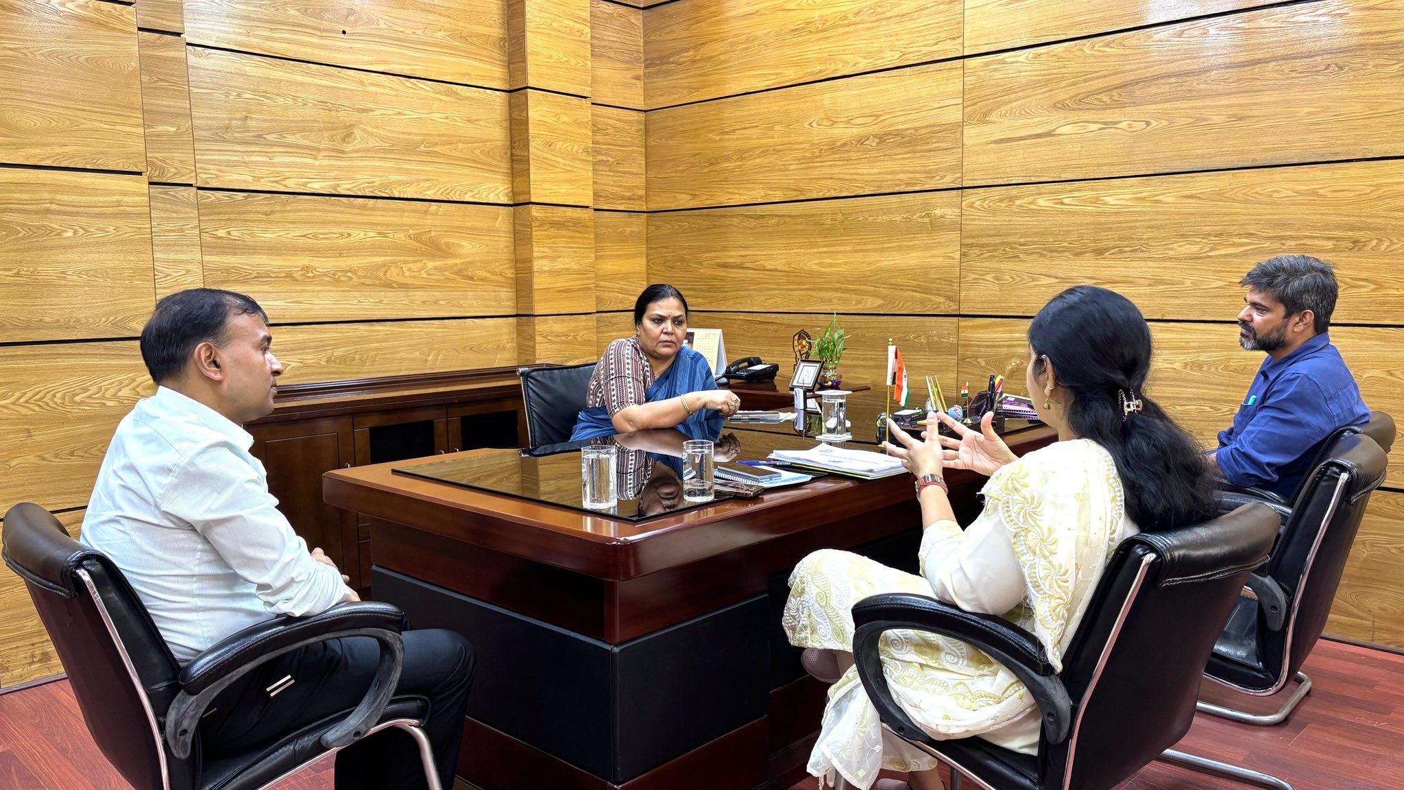 बैठक में शामिल मंत्री समेत अधिकारीगण बैठक में शामिल मंत्री समेत अधिकारीगण