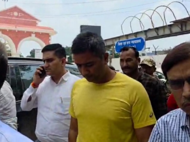 चैतन्य बघेल को ले जाते ईडी के अधिकारी
