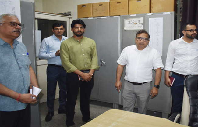 सोनीपत:उपायुक्त सुशील सारवान कार्यालय में निरीक्षण करते हुए