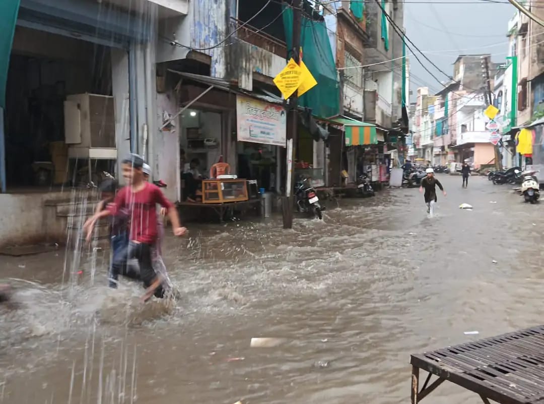 श्योपुर: शहर में झमाझम बारिश से बाजार में दुकानों में भरा पानी