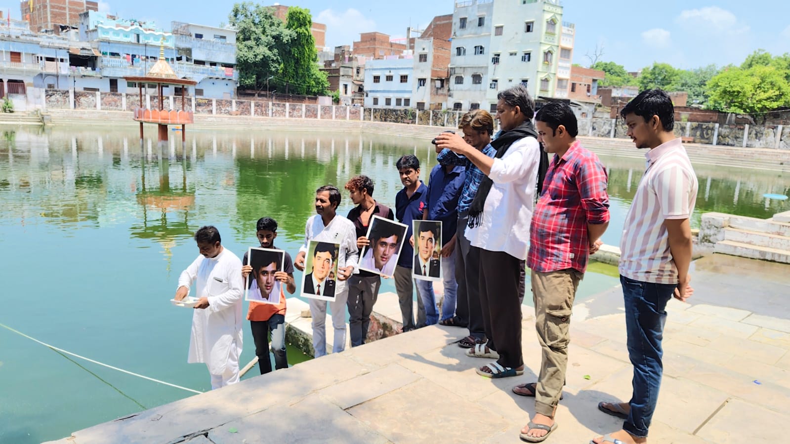 अभिनेता राजेश खन्ना की पुण्यतिथि मनाते प्रशंसक अभिनेता राजेश खन्ना की पुण्यतिथि मनाते प्रशंसक
