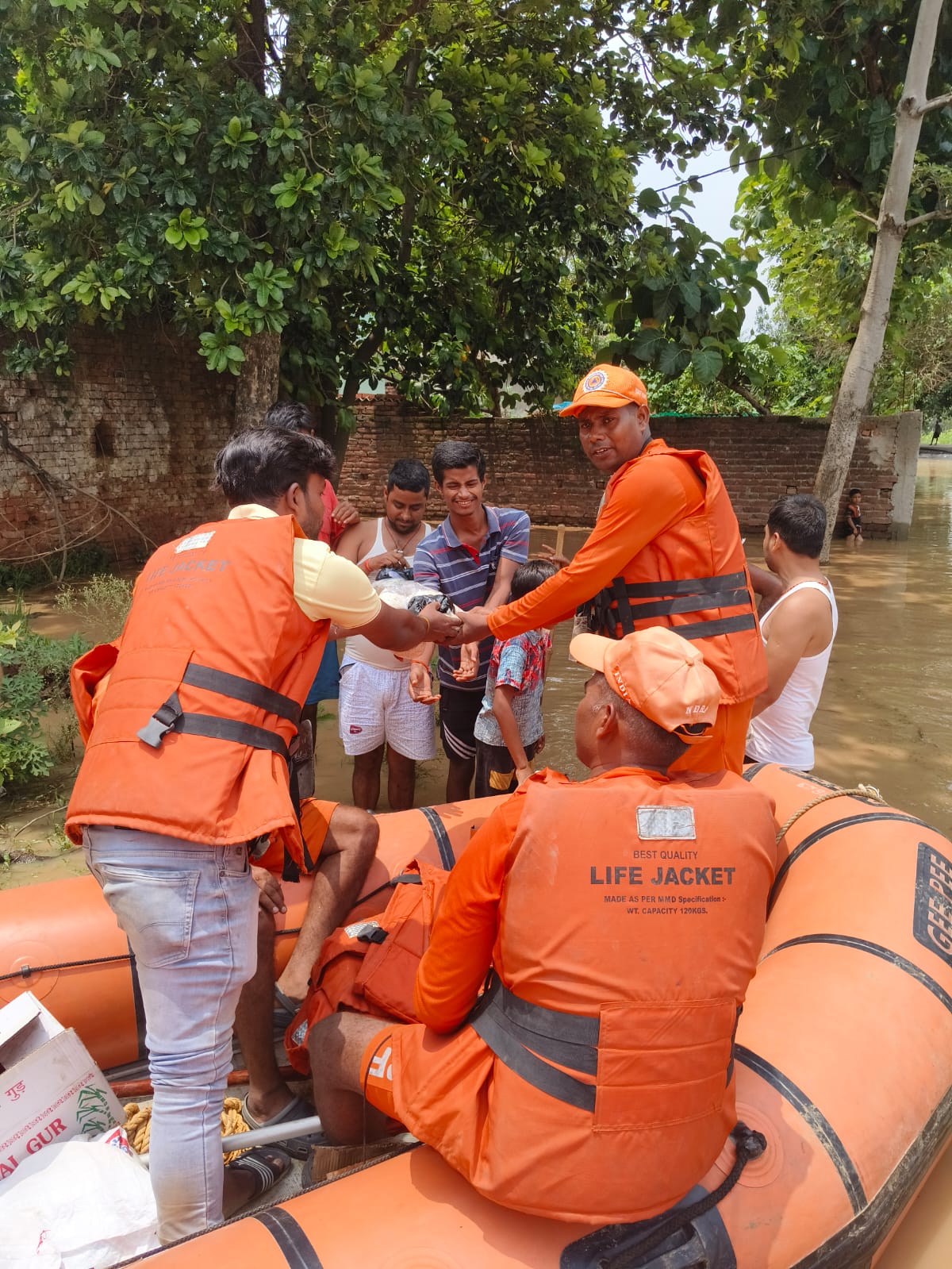 बाढ़ग्रस्त इलाकों में राहत कार्य चलाते एनडी आर एफ की टीम बाढ़ग्रस्त इलाकों में राहत कार्य चलाते एनडी आर एफ की टीम