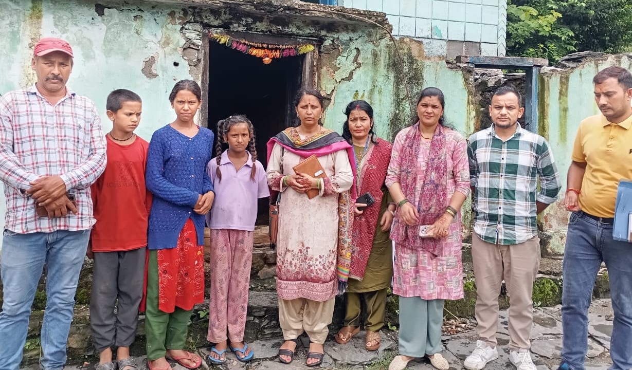 खैनुरीगांव में बच्चियों को सामग्री देते हुए प्रशासन की टीम। खैनुरीगांव में बच्चियों को सामग्री देते हुए प्रशासन की टीम।