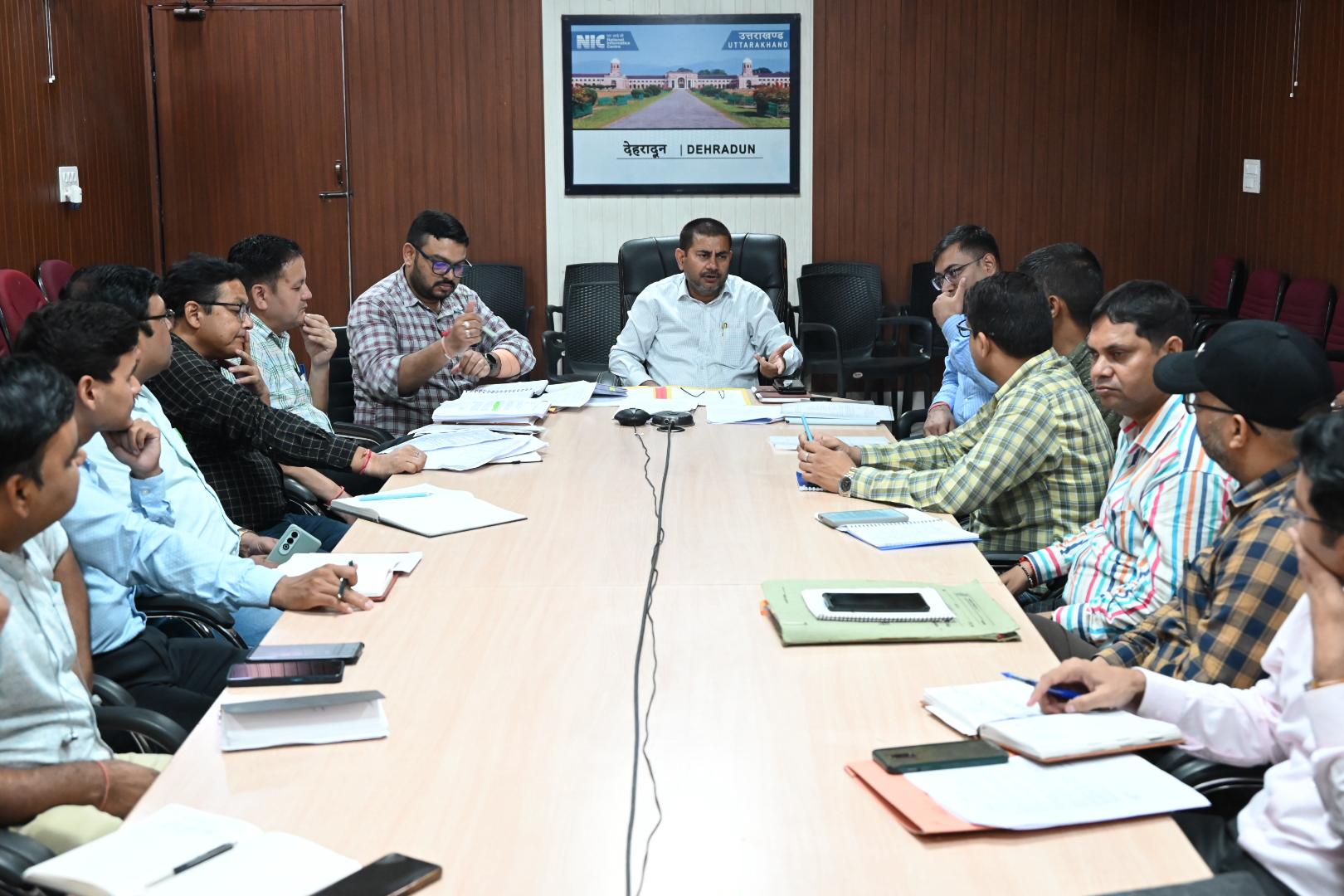 अपर जिलाधिकारी (एफआर) केके मिश्रा की अध्यक्षता में जिला टेलीकॉम कमेटी की बैठक। अपर जिलाधिकारी (एफआर) केके मिश्रा की अध्यक्षता में जिला टेलीकॉम कमेटी की बैठक।