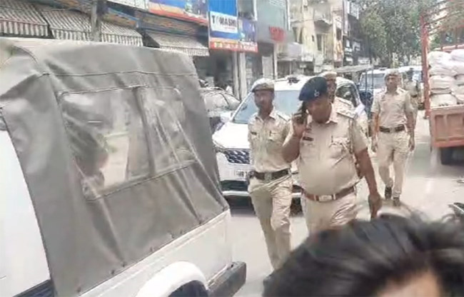 सोनीपत: पुलिस कर्मी अवैध अतिक्रमण के विरुद्ध अभियाल चलाते हुए