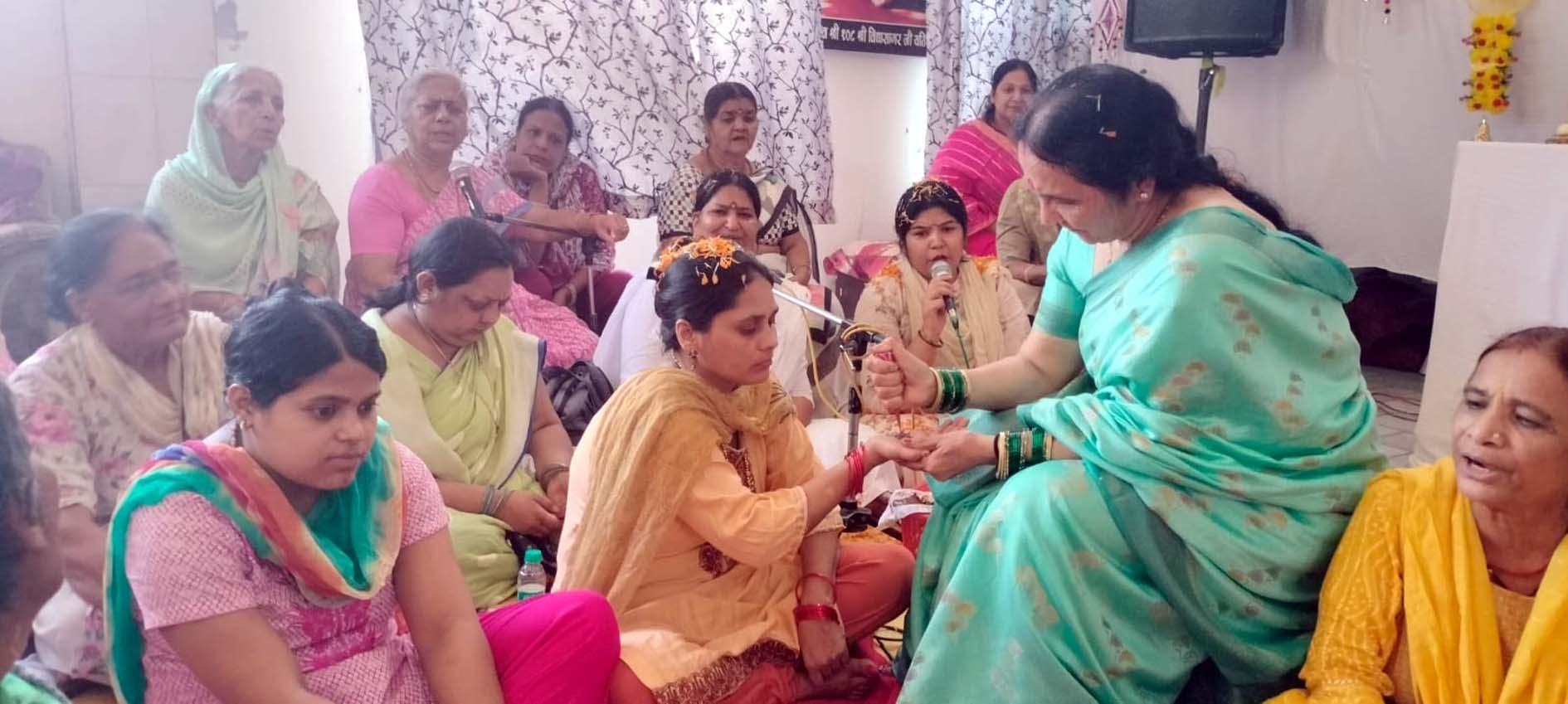 मोक्ष वृद्धाश्रम में आयोजित तीज महोत्सव व हरियाली तीज संकीर्तन में उपस्थित गणमान्य लोग एवं बुजुर्ग। मोक्ष वृद्धाश्रम में आयोजित तीज महोत्सव व हरियाली तीज संकीर्तन में उपस्थित गणमान्य लोग एवं बुजुर्ग।