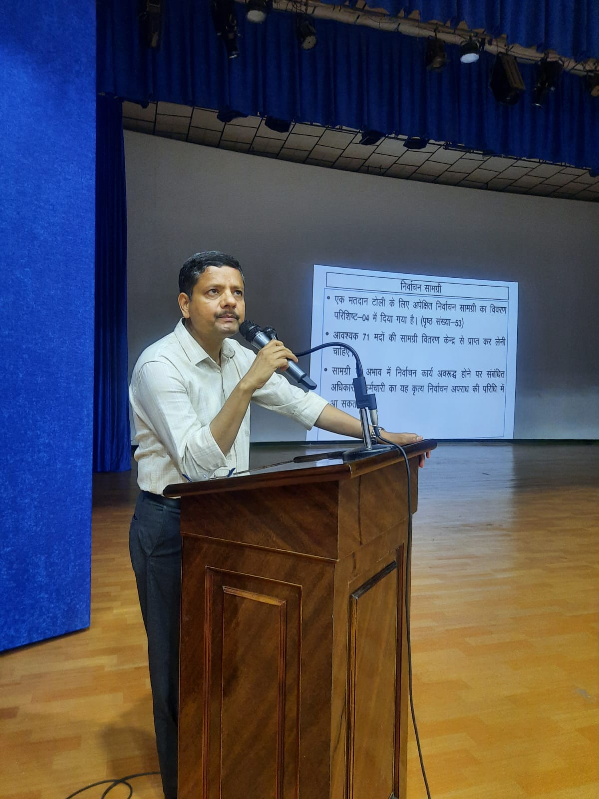 पोलिंग पार्टियों को प्रशिक्षण देते उप जिला निर्वाचन अधिकारी पोलिंग पार्टियों को प्रशिक्षण देते उप जिला निर्वाचन अधिकारी