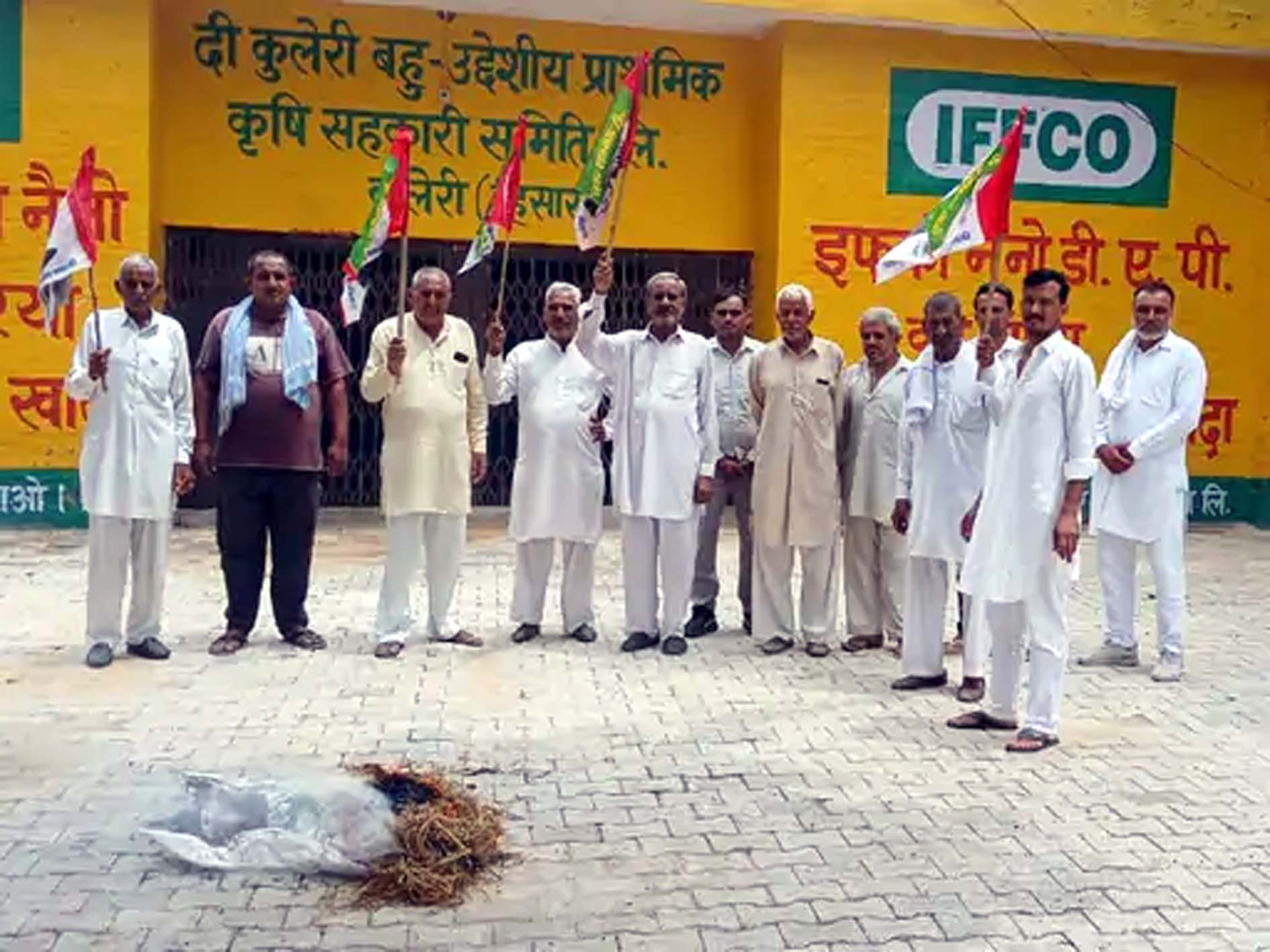 प्रदर्शन करते पुतला फूंकते किसान। प्रदर्शन करते पुतला फूंकते किसान।
