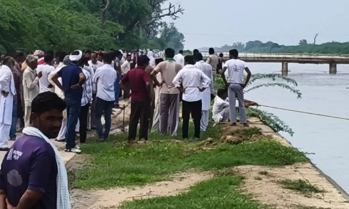 लापता युवकों की तलाश में जुटे गोताखोर और मौके पर पहुंचे ग्रामीण। लापता युवकों की तलाश में जुटे गोताखोर और मौके पर पहुंचे ग्रामीण।