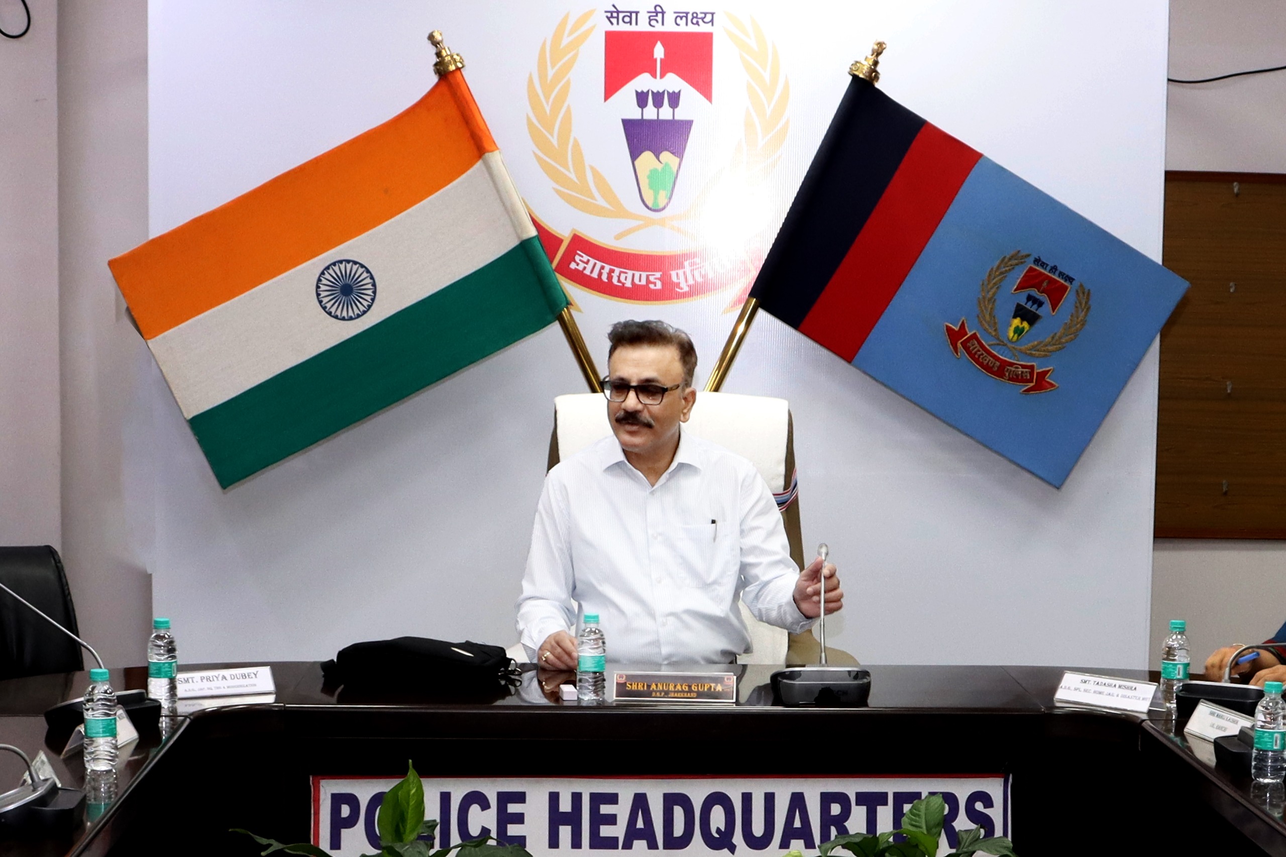 डीजीपी बैठक करते हुए