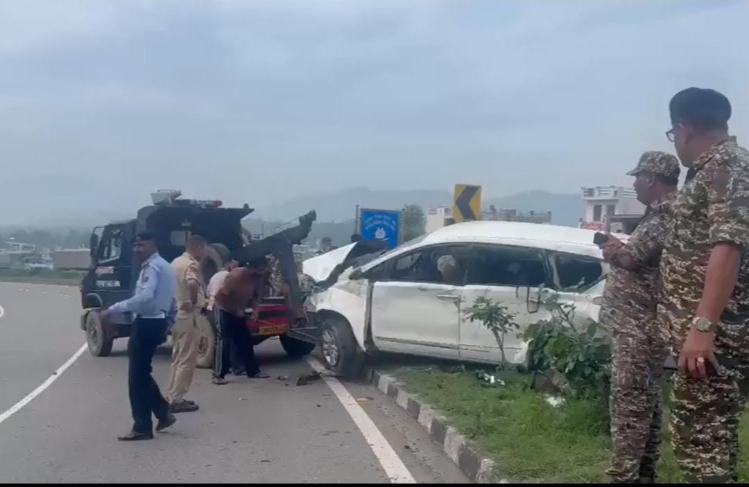ट्रक ने इनोवा कार को मारी टक्कर, 8 अमरनाथ तीर्थयात्री घायल