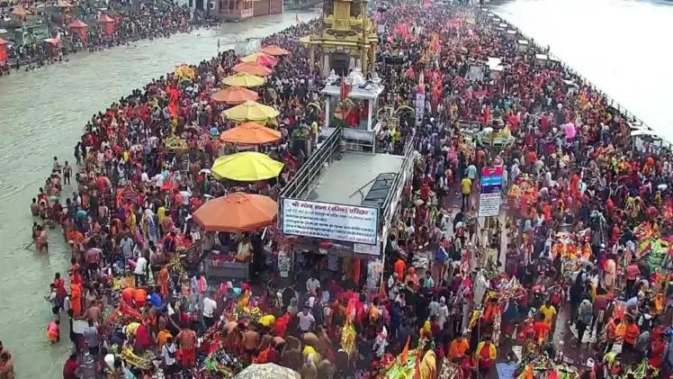 हर की पैड़ी पर कांवड़ियों की भीड़