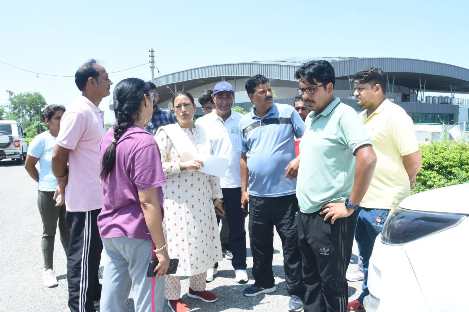 खेल मंत्री रेखा आर्या निरीक्षण करती।