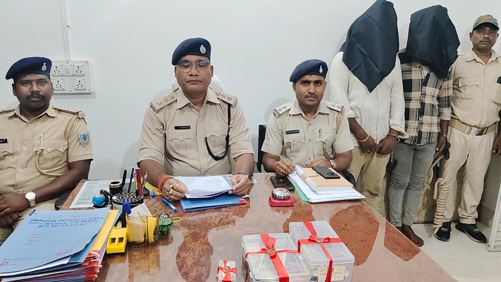 प्रेसवार्ता कर जानकारी देते एसडीपीओ