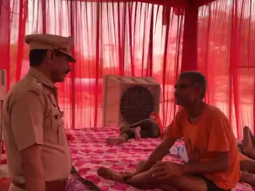 कांवड़ियों से बातचीत करते डीसीपी। कांवड़ियों से बातचीत करते डीसीपी।