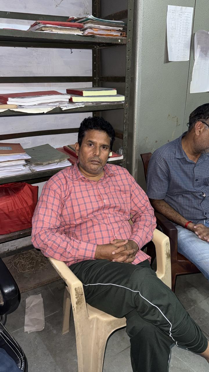 तहसील कार्यालय कानूनगो पांच हजार रुपये की रिश्वत लेते गिरफ्तार तहसील कार्यालय कानूनगो पांच हजार रुपये की रिश्वत लेते गिरफ्तार