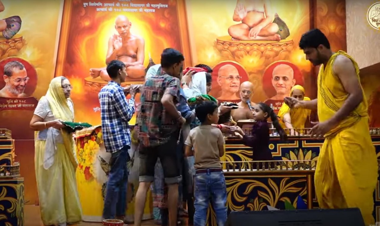 धर्म ही असली एलआईसी जो जीवन भर और जीवन के बाद भी देता है सुरक्षा कवच-मुनिश्री धर्म ही असली एलआईसी जो जीवन भर और जीवन के बाद भी देता है सुरक्षा कवच-मुनिश्री