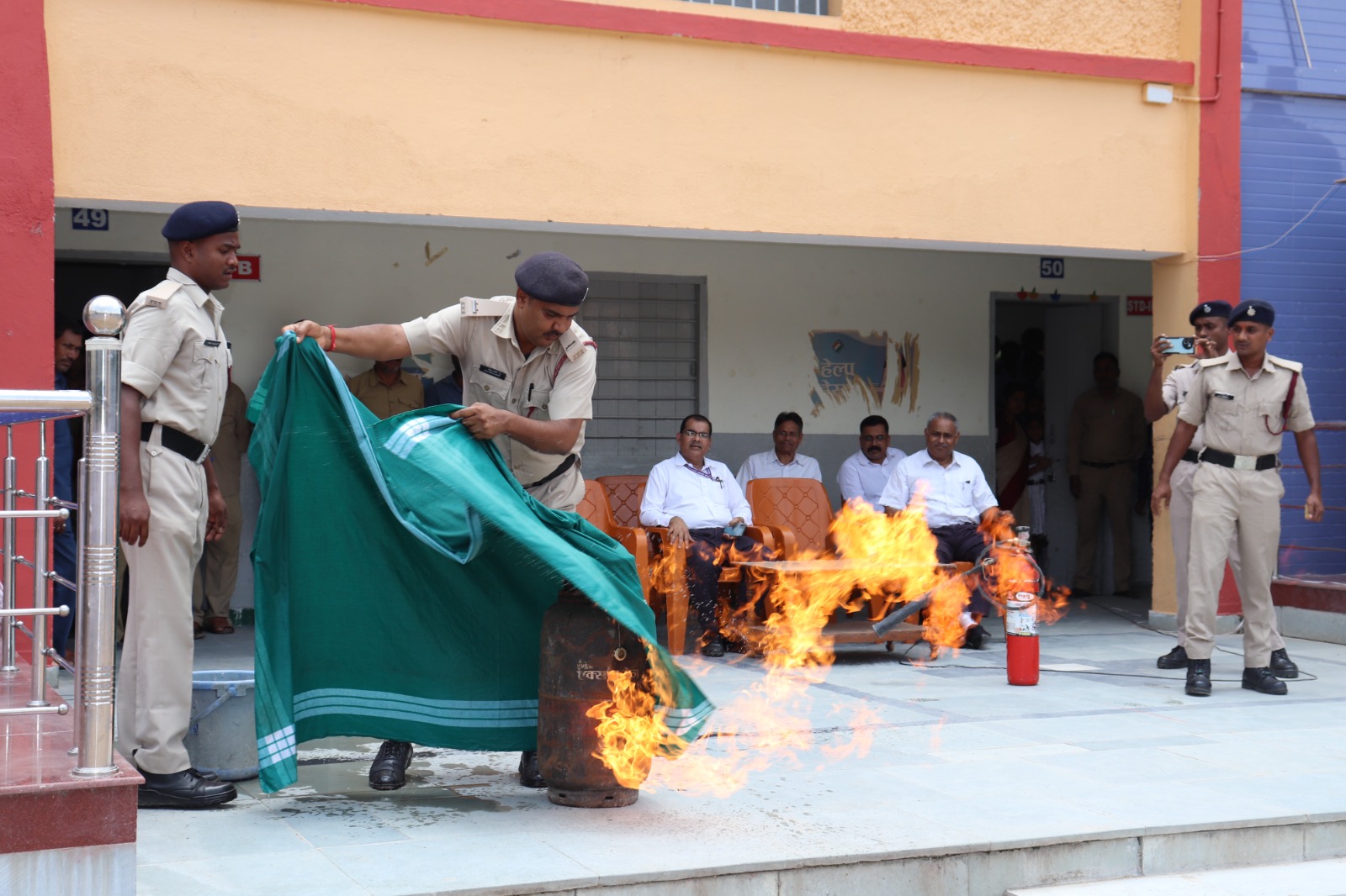 आग से बचाव की जानकारी देते अग्निशमक जवान आग से बचाव की जानकारी देते अग्निशमक जवान