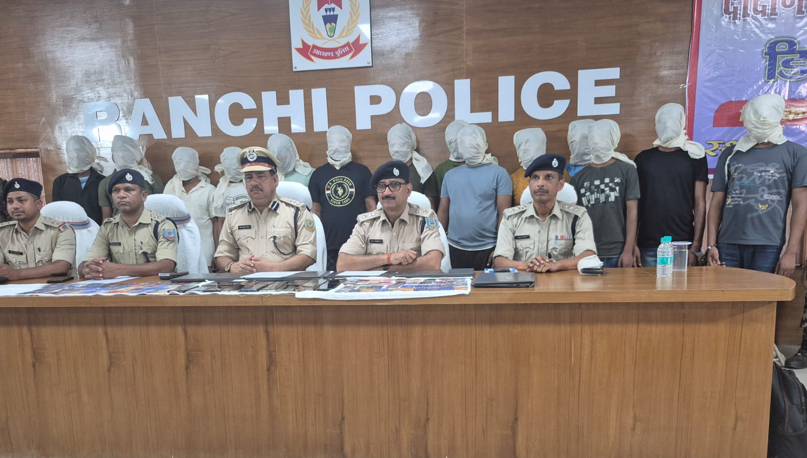 डीआईजी सह एसएसपी प्रेस कॉन्फ्रेंस करते हुए डीआईजी सह एसएसपी प्रेस कॉन्फ्रेंस करते हुए