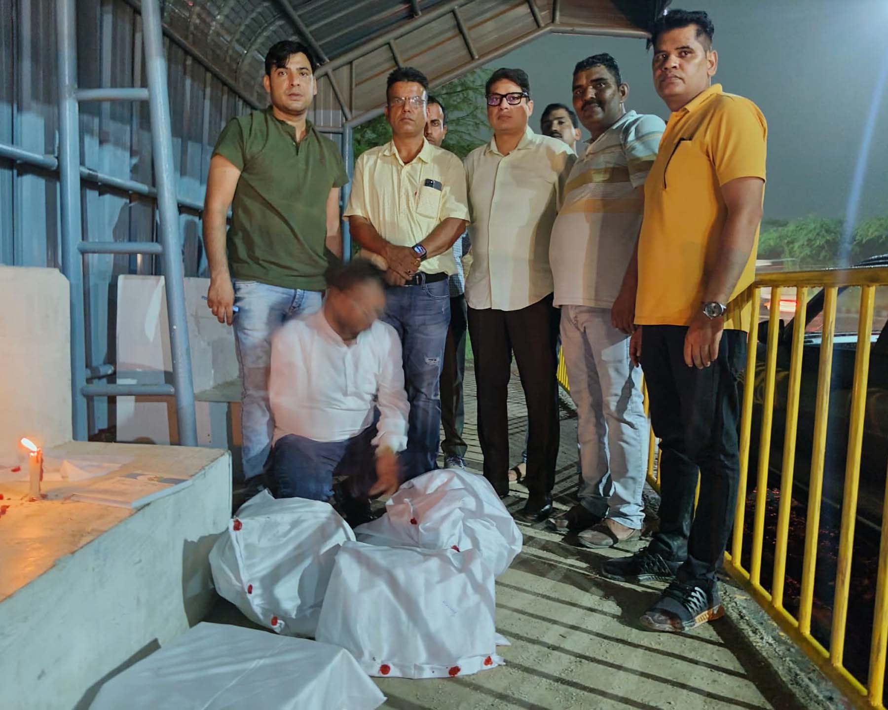 गुरुग्राम के घाटा गांव के पास से काबू किया गया नशा तस्कर के साथ हरियाणा राज्य नारकोटिक्स कंट्रोल ब्यूरो की टीम। गुरुग्राम के घाटा गांव के पास से काबू किया गया नशा तस्कर के साथ हरियाणा राज्य नारकोटिक्स कंट्रोल ब्यूरो की टीम।