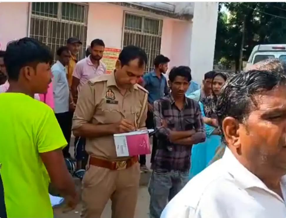 जानकारी करते हुए पुलिस