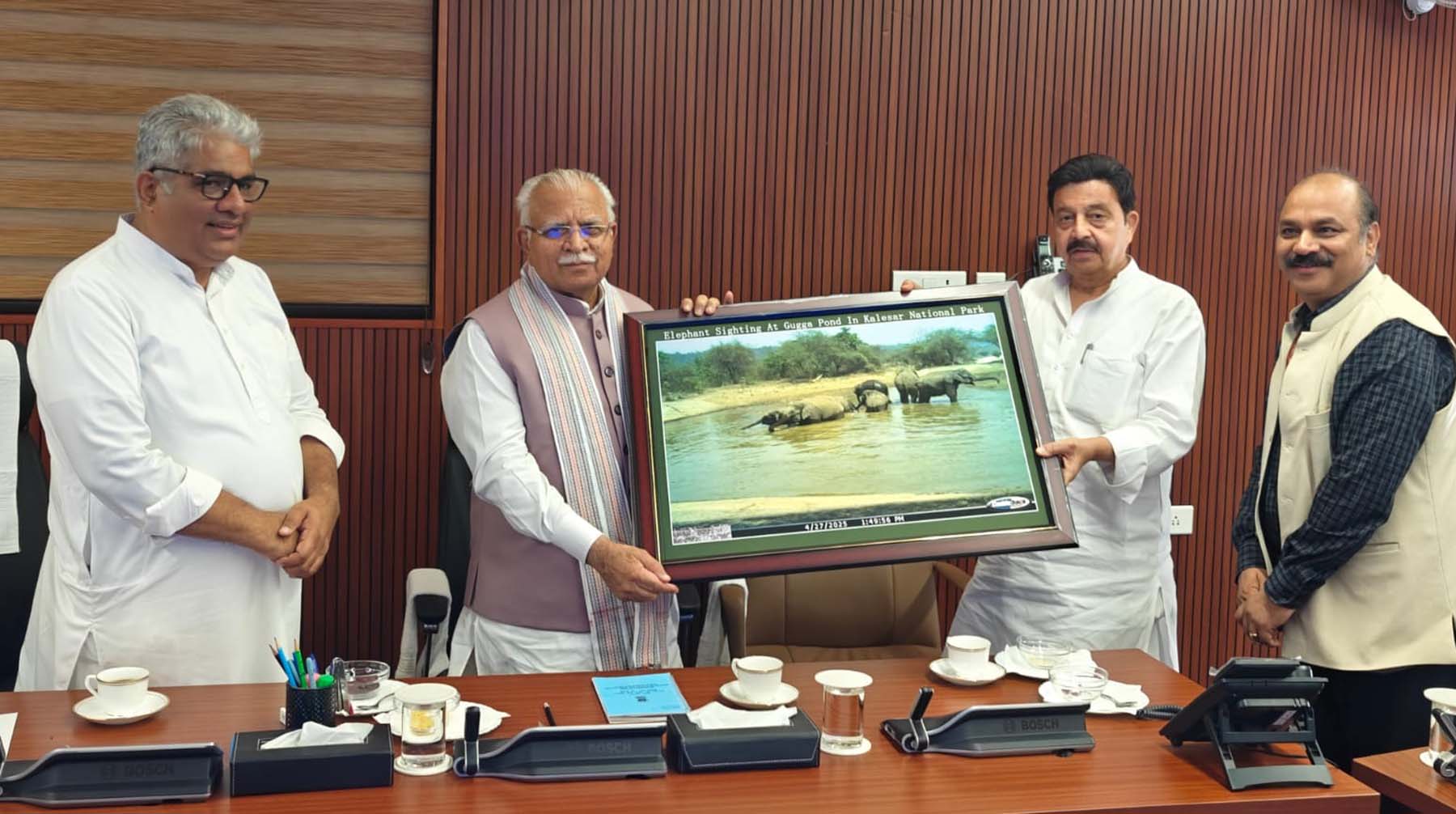 अरावली क्षेत्र में प्रस्तावित विश्व की सबसे बड़ी जंगल सफारी परियोजना को लेकर बैठक में केंद्रीय मंत्री मनोहर लाल को स्मृति चिन्ह भेंट करते मंत्री राव नरबीर सिंह। अरावली क्षेत्र में प्रस्तावित विश्व की सबसे बड़ी जंगल सफारी परियोजना को लेकर बैठक में केंद्रीय मंत्री मनोहर लाल को स्मृति चिन्ह भेंट करते मंत्री राव नरबीर सिंह।
