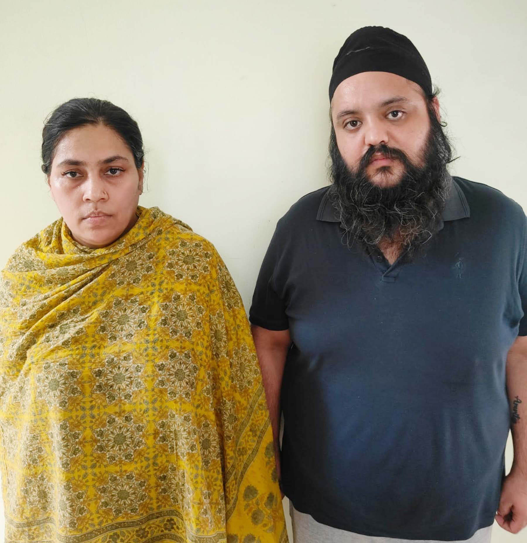 गुरुग्राम पुलिस की गिरफ्त में गाडिय़ांं खरीदने के नाम पर ठगी करने के आरोपी महिला, पुरुष।
