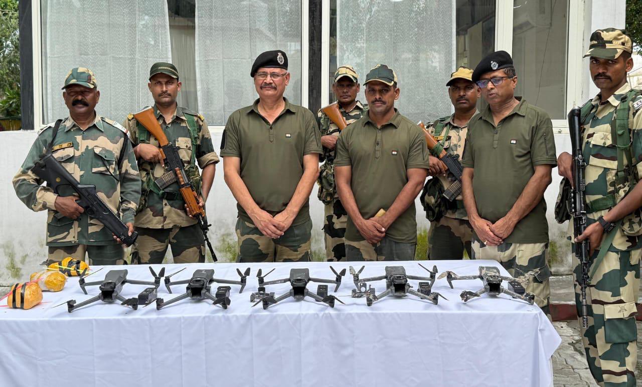 बीएसएफ के अधिकारी पकड़े गए ड्रोन के साथ बीएसएफ के अधिकारी पकड़े गए ड्रोन के साथ
