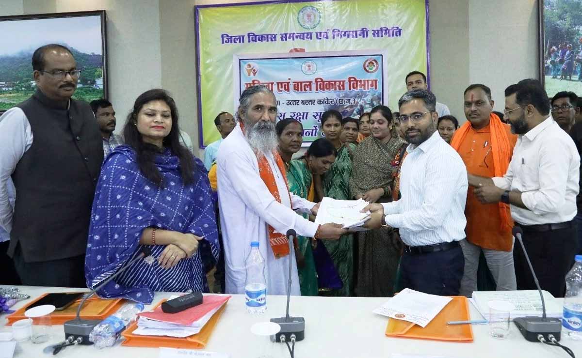 छत्तीसगढ़ की बहनों द्वारा लिखे पत्रों और रक्षासूत्रों को सांसद नाग को सौंपते हुए छत्तीसगढ़ की बहनों द्वारा लिखे पत्रों और रक्षासूत्रों को सांसद नाग को सौंपते हुए