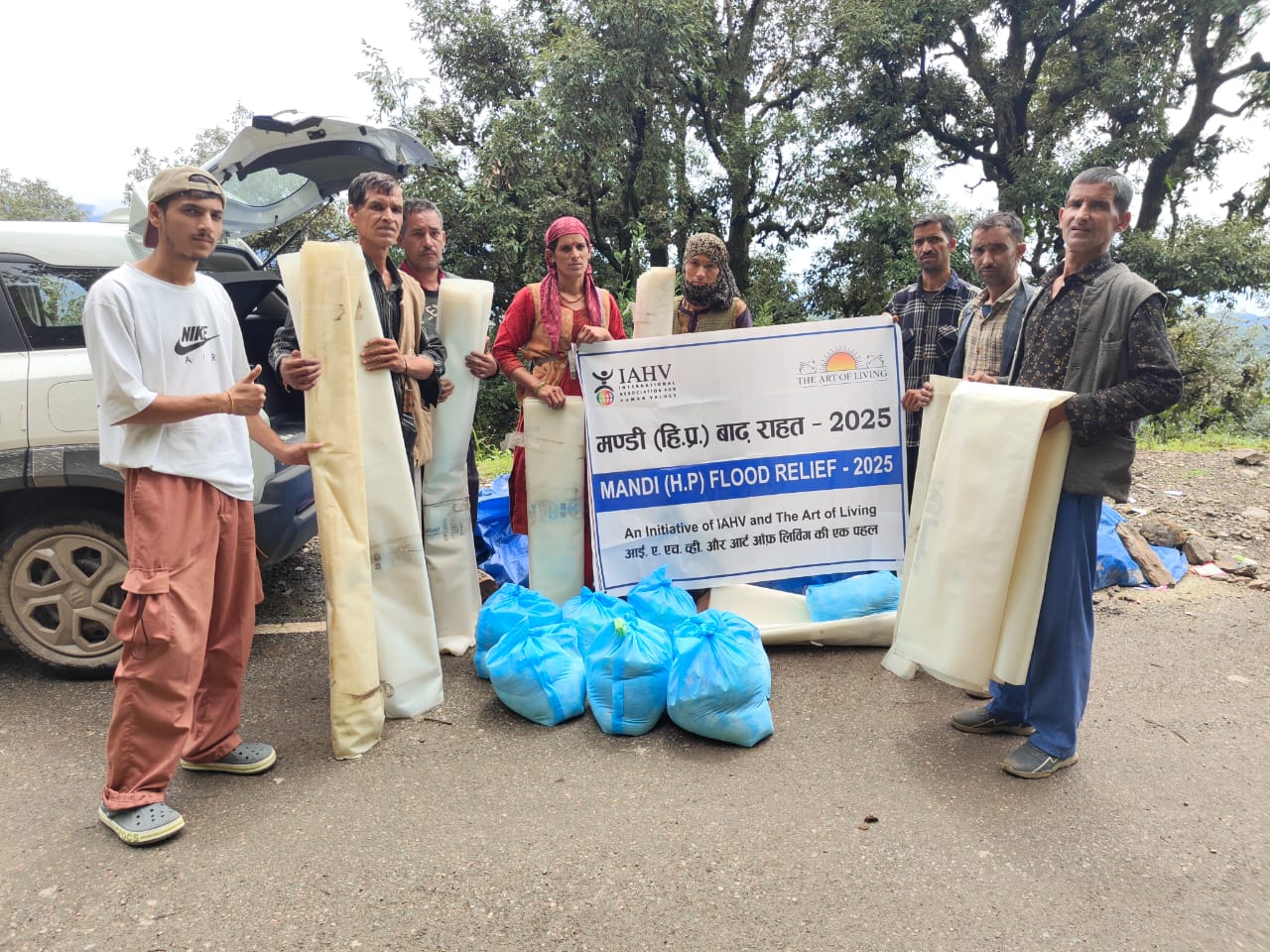 आर्ट आफ लिविंग मंडी द्वारा प्रदान की गई राहत सामग्री। आर्ट आफ लिविंग मंडी द्वारा प्रदान की गई राहत सामग्री।