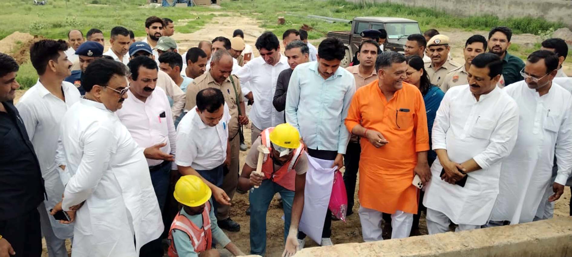 कार्य का निरीक्षण करते विधानसभा कमेटी के पदाधिकारी व सदस्य। कार्य का निरीक्षण करते विधानसभा कमेटी के पदाधिकारी व सदस्य।