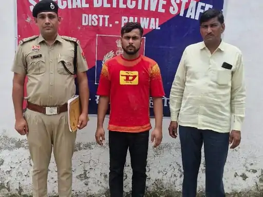 आरोपी पुलिस की गिरफ्त में आरोपी पुलिस की गिरफ्त में