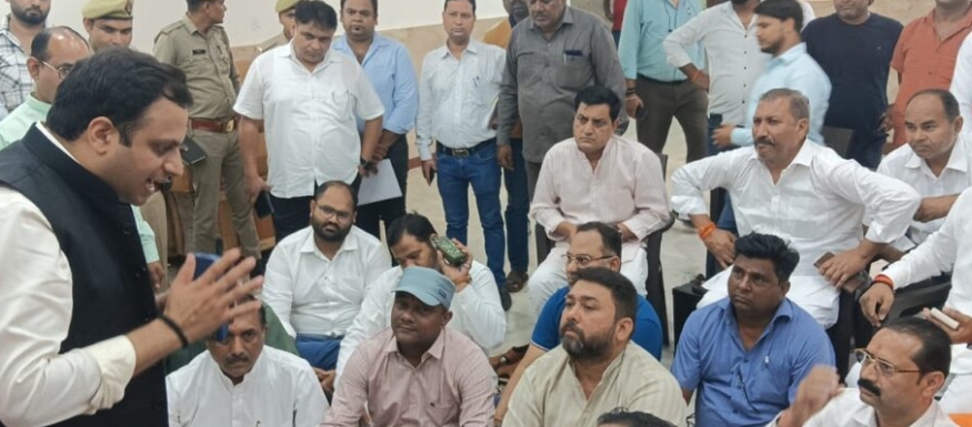 पार्षदों को समझाते नगर आयुक्त पार्षदों को समझाते नगर आयुक्त