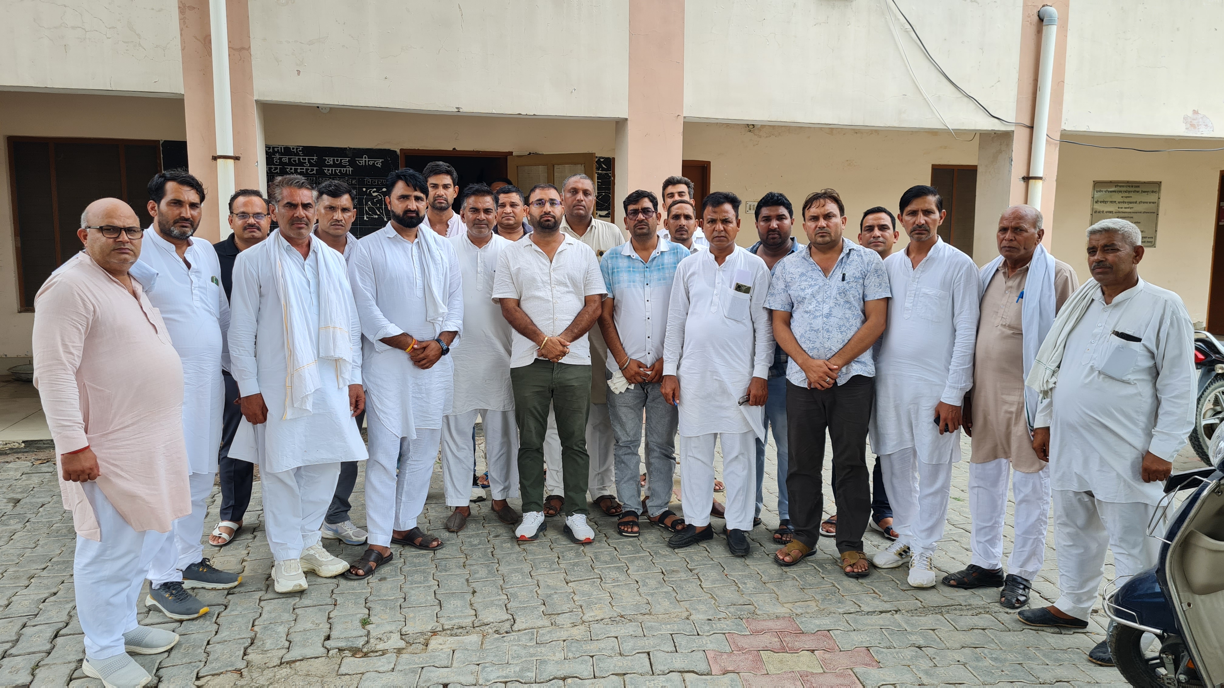 चाबरी के सरपंच रोहताश की हत्या के मामले में रोष जताते हुए जींद ब्लॉक के सरपंच। चाबरी के सरपंच रोहताश की हत्या के मामले में रोष जताते हुए जींद ब्लॉक के सरपंच।