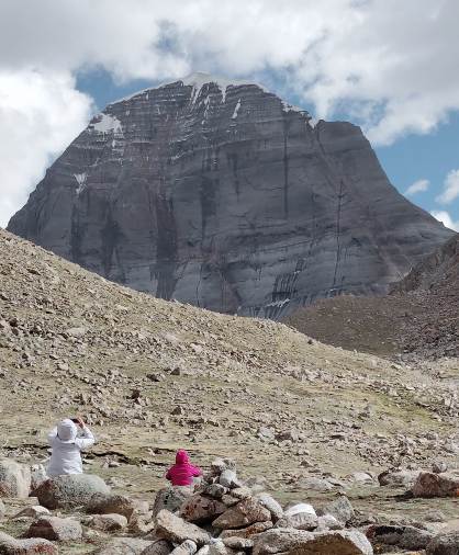 शिवधाम कैलाश पर्वत के दर्शन करते यात्री।