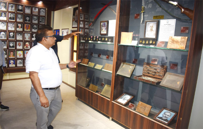 सोनीपत: उपायुक्त सुशील सारवान स्वर्णप्रस्थ संग्रहालय का अवलोकन करते हुए। सोनीपत: उपायुक्त सुशील सारवान स्वर्णप्रस्थ संग्रहालय का अवलोकन करते हुए।