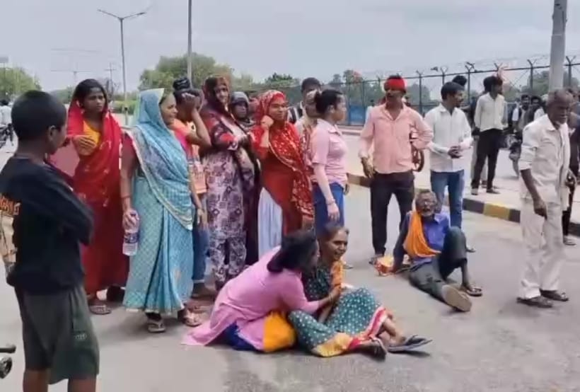 रोते बिलखते परिजन रोते बिलखते परिजन
