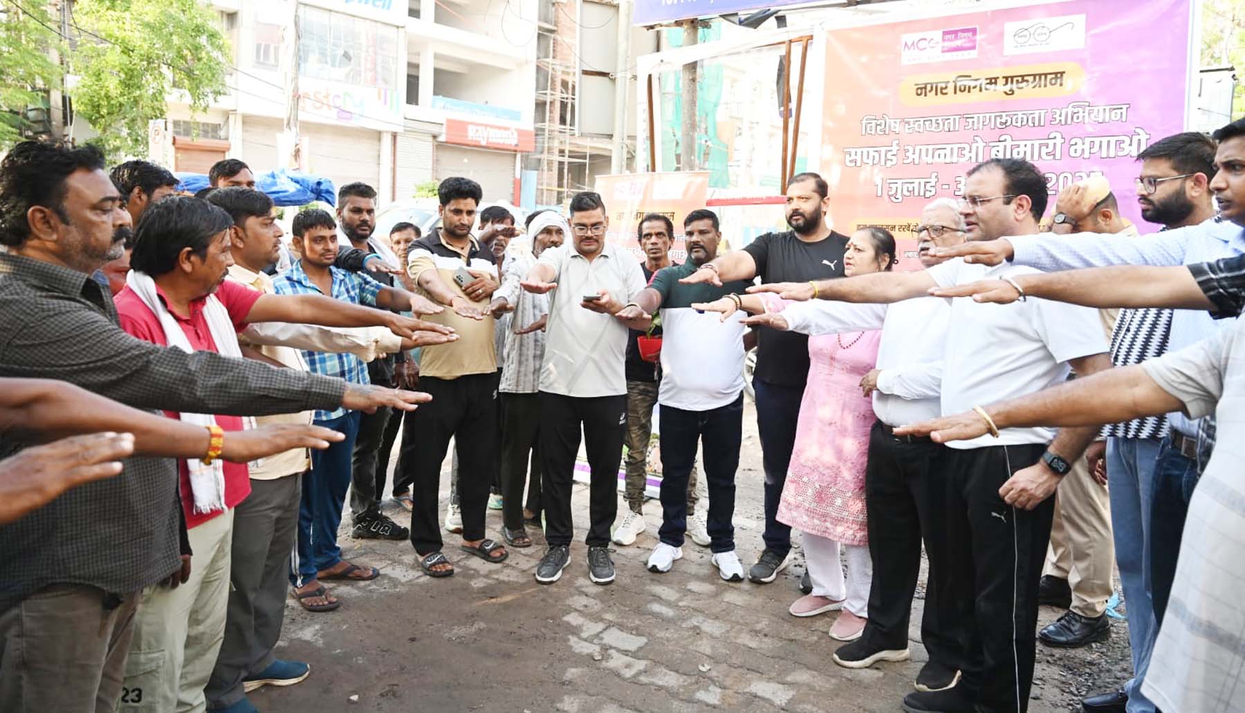गुरुग्राम में अग्रवाल धर्मशाला के पास सफाई को लेकर शपथ दिलाती मेयर राजरानी मल्होत्रा। गुरुग्राम में अग्रवाल धर्मशाला के पास सफाई को लेकर शपथ दिलाती मेयर राजरानी मल्होत्रा।